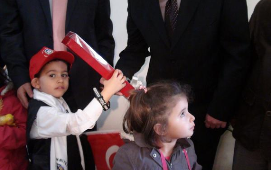 6 Yaşındaki Arda, Müdürün Telsizinden Polisler Gününü Kutladı