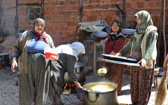 Yenimahalleli Hanımlardan Bin Kişiye Kutlu Doğum Pilavı