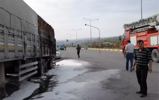 Karayolunda Tır'ın Dorsesindeki Yangın Korkuttu