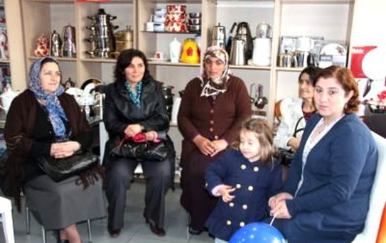 Ardahan'da Yılın Annesine Bulaşık Makinası Verildi