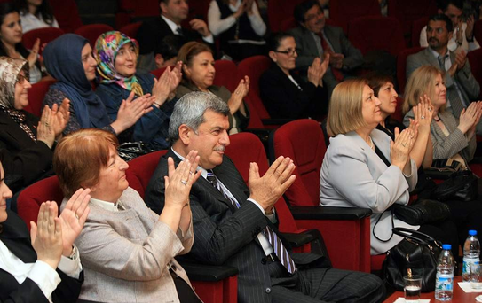 Anneye Okunan Şiirler Ağlattı