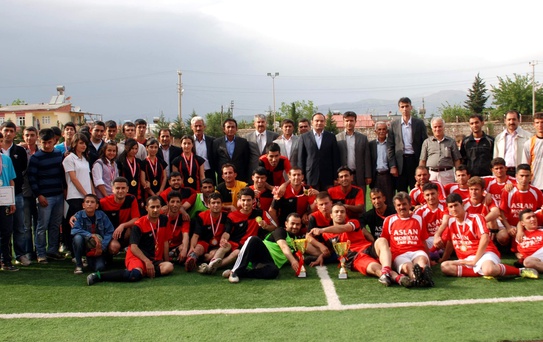 Besni Kaymakamlık Turnuvası'nda Kupayı Toklu Spor Aldı
