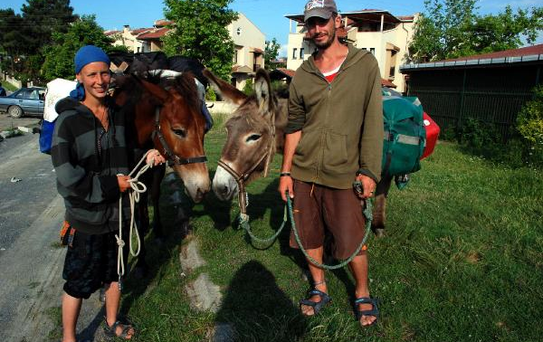 Fransa'dan At ve Eşekleriyle Yola Çıkıp Hindistan'a Gidiyorlar