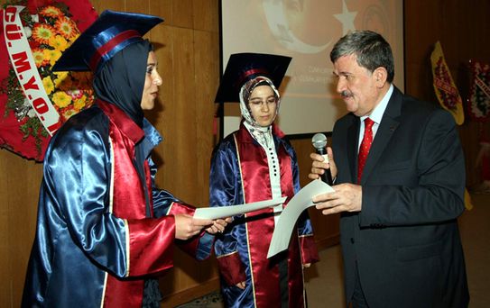 Cumhuriyet Meslek Yüksekokulu'nda Mezuniyet Sevinci