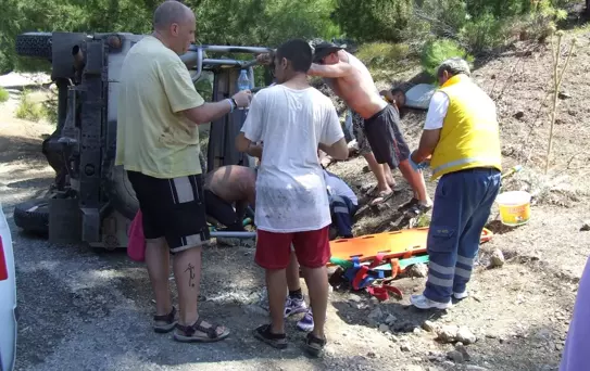Turistleri Taşıyan Safari Cip Devrildi: 2'si Ağır 4 Yaralı