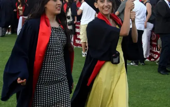 Diplomasını Kucağındaki Bebeği ile Aldı