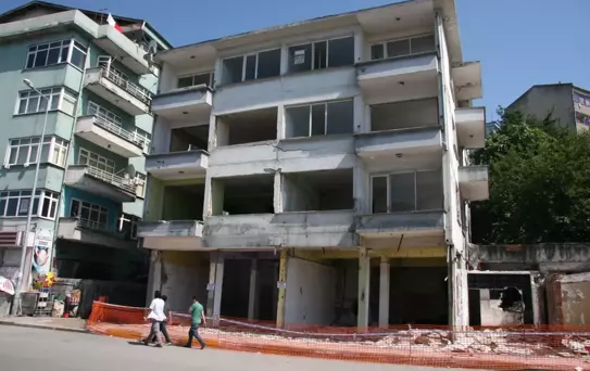 Tahliye Kararı Alınan Bina 106 Gündür Yıkılmayı Bekliyor