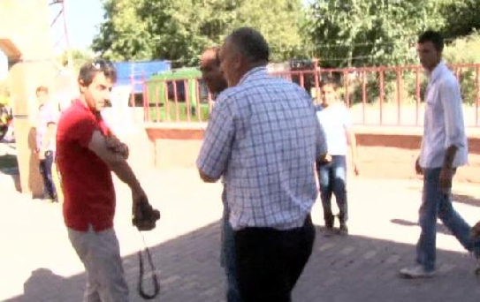 Muhtar, Muhabire Saldıran Belediye Çalışanını Yumrukladı