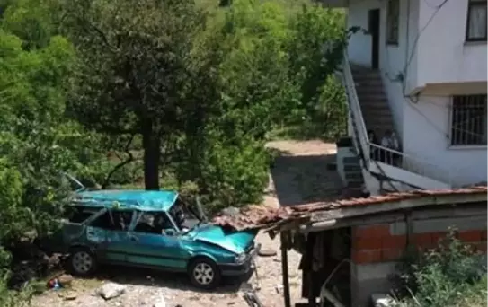 Otomobil Evin Bahçesine Uçtu 1 Ölü, 6 Yaralı