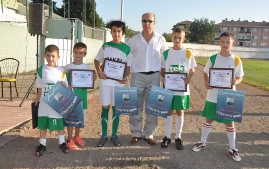 Gönen'de Yaz Okuluna Katılan Sporcular Sertifikalarını Aldı