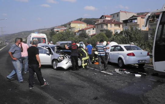 Tem Kocaeli Geçişinde 4 Araçlı Zincirleme Kaza: 7 Yaralı
