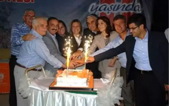 AK Parti'nin 11. Kuruluş Yıldönümü İzmir'de Binlerce Kişinin Katıldığı Vefa İftarlarıyla Kutlandı