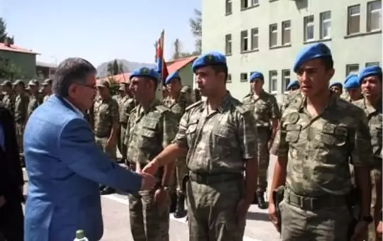 Bakan Şahin Sınırdaki Askerlerle Bayramlaştı