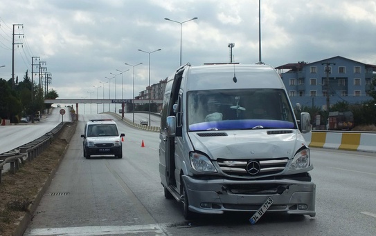 (Özel Haber) Kocaeli'de Servis Minibüsü Polis Aracına Çarptı: 3 Polis Yaralı