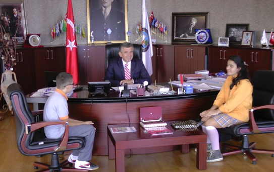 Başkan Albayrak'a Öğrencilerden Plaket
