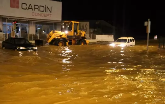 Şiddetli Yağış Çanakkale-İzmir Karayolu'nu Kapattı