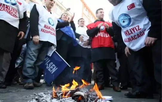 Türk Büro-Sen Üyesi Bir Grup, Bordrolarını Yaktı