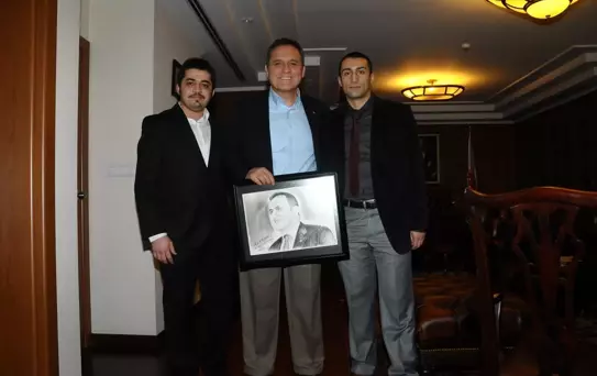 Hacettepe Üniversitesi Rektörü Prof. Dr. Tuncer'e Öğrencilerden Anlamlı Hediye