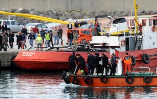 Rize'de Çimento Boşaltan Gemi Yan Yattı: 1 Kayıp, 1 Yaralı (4)