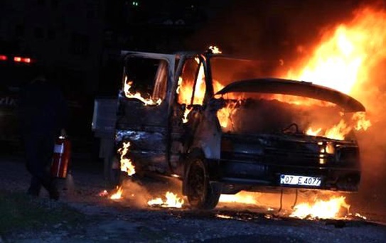 Seyir Halindeki Kamyonet Alev Alev Yandı