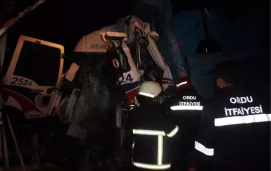 Ordu'da 2 Kamyon Çarpıştı: 1 Sürücü Sıkışarak Öldü