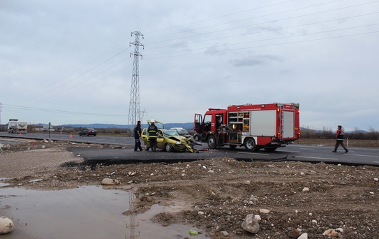 Sakarya'da 2 Otomobil Kafa Kafaya Çarpıştı: 3 Yaralı
