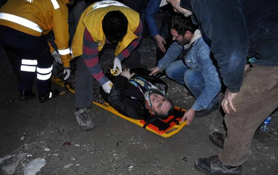 İki Otomobil Kavşakta Çarpıştı: 8 Yaralı