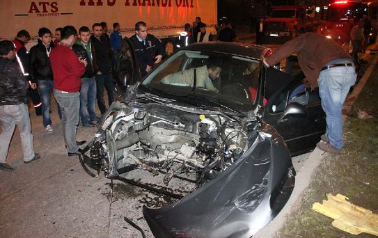 Otomobil Tır'a Çarptı: 1 Yaralı