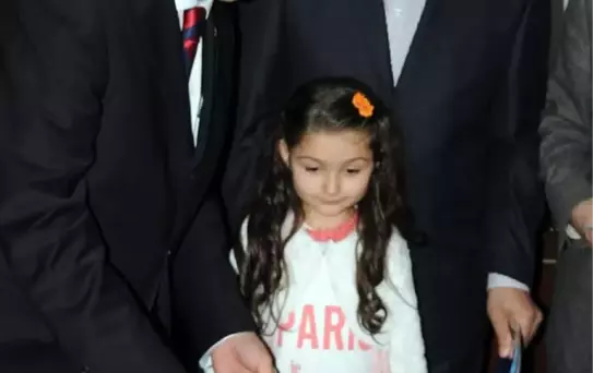 Kolları Olmayan Nisanur'un Karnesini Vali Verdi