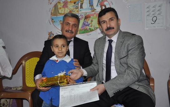 Lenf Kanseri Tedavisi Gören Öğrenci Karnesini Evinde Aldı