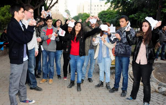 Liseli Bir Grup 'Karne Yırtma' Eylemi Yaptı