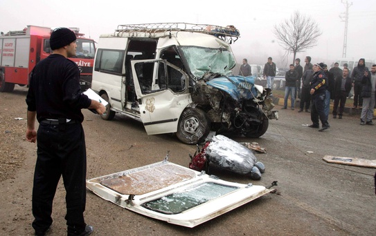 Cenazeye Gidenleri Taşıyan Minibüs Kaza Yaptı: 1 Ölü, 7 Yaralı