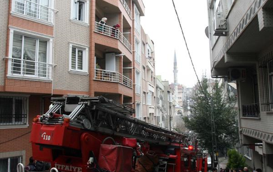 Hamile Kadın ve Oğlunu İtfaiye Kurtardı