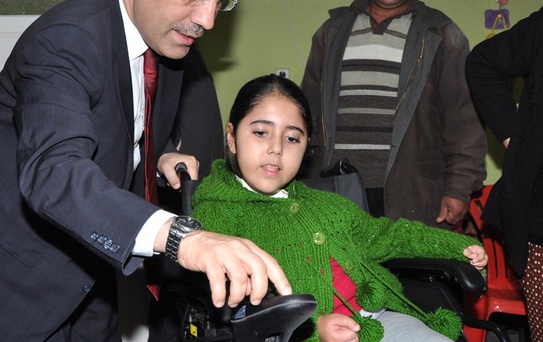 Çelikcan'dan Akülü Sandalye Hediyesi