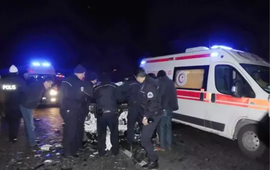 Buzlu Yolda Kaza: 3'ü Polis, 4 Yaralı
