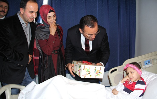 Küçük Tuana'nın Bacağını Kesilmekten Türk Doktorlar Kurtardı