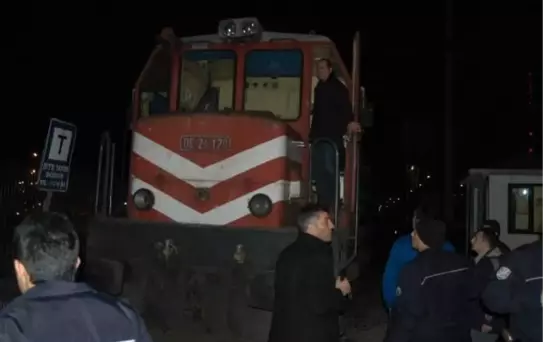 Lokomotifin Çarptığı 2 Kişi Ağır Yaralandı