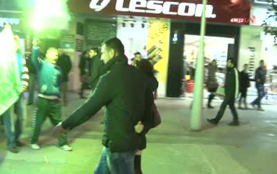 Cadde Ortasında Meşaleli Evlenme Teklifi