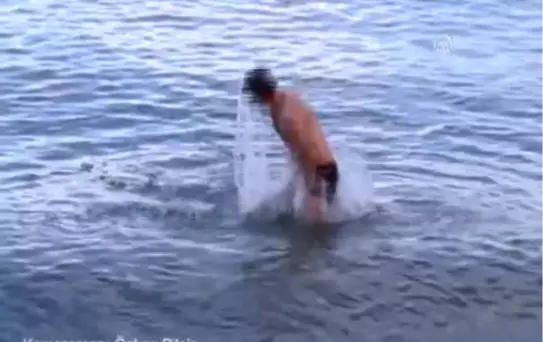 Şifa İçin Van Gölü'nde Yüzüyor