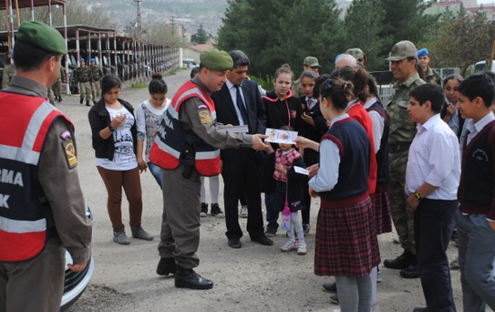 Mehmetçik, Kışlada Öğrencileri Ağırladı