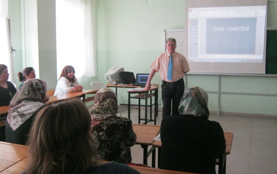 Menderes Anadolu Lisesi'nden Velilere Aile Eğitimi