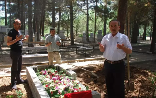 Nazmiye Demirel'in Mezarı Çiçeklerle Süslendi