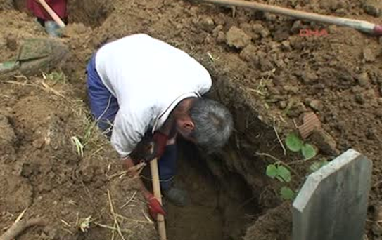 Dedeler Arasında Başlayan Husumet Mezar Taşıttı