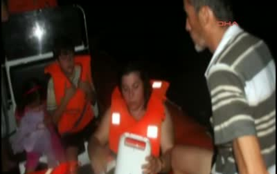 Kayalıklara Çarpan Tekneyi Sahil Güvenlik Kurtardı