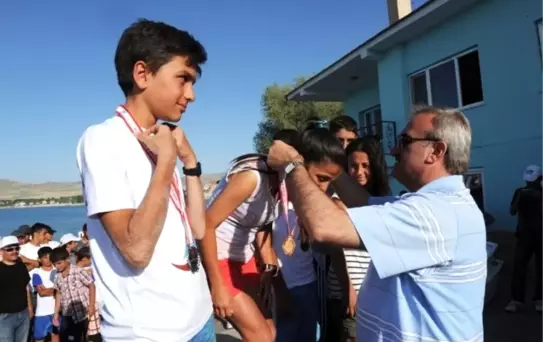 Vali Karaloğlu, Yelkencilere Ödüllerini Verdi