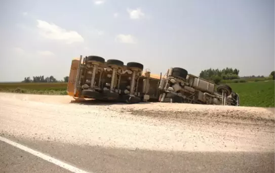 Lastiği Patlayan Tır Şarampole Devrildi