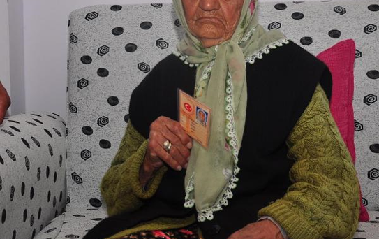 103 Yaşında Nüfus Cüzdanı Sahibi Oldu