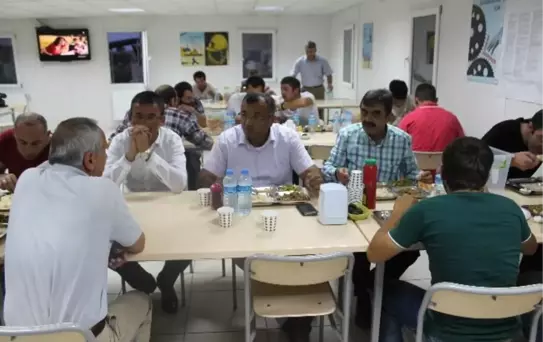 Havalimanı İnşaatının Şantiyesinde İftar Yemeği