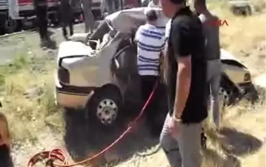 İki Otomobil Çarpıştı 1 Ölü 3 Yaralı