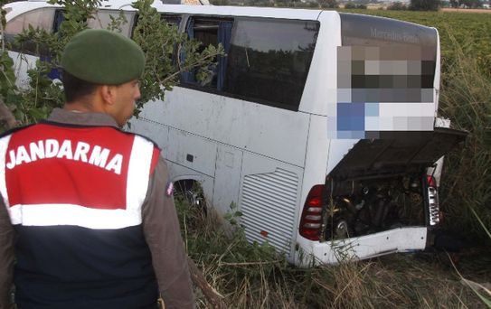 Manisa'da Yolcu Otobüsü Kanala Yuvarlandı: 46 Yaralı